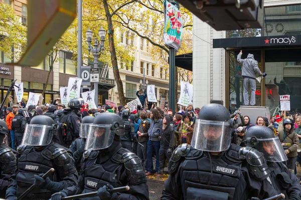 Portland policji kontroli zajmują portland protestujących w stygnie — Zdjęcie stockowe