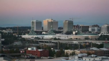 Günbatımında Convention Center ve otoyol trafik 1080 p film şehir şehir Portland Oregon kaydırma
