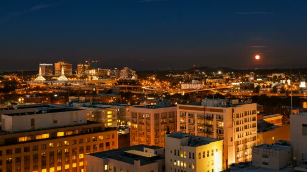 Time Lapse Película del centro de la ciudad Portland Oregon Moonrise y los senderos de semáforo en la noche 1080p — Vídeo de stock