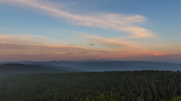 Фільм проміжок часу рухомих хмар та синього неба на захід сонця з гори модрина в Портленді Орегон 1080 р — стокове відео
