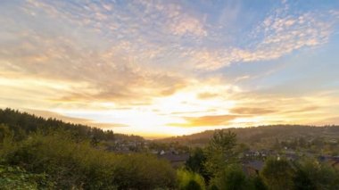 Şehir ve mutlu Vadisi Oregon 1080p üzerinde dramatik bulut hareketi ile renkli günbatımı hızlandırılmış film