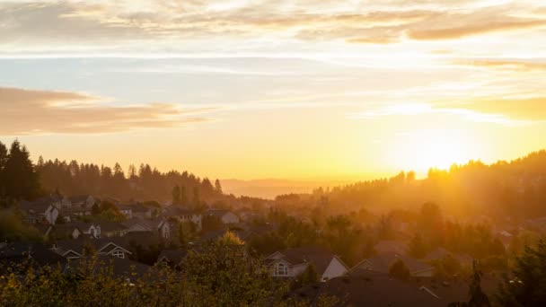 Time-lapse ταινία πολύχρωμο ηλιοβασίλεμα με δραµατικές κινήσεις σύννεφο πάνω από την πόλη της Happy Valley κατοικημένα σπίτια στο Όρεγκον 10080p — Αρχείο Βίντεο