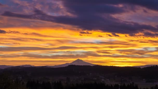 Tid förflutit film av färgglada Soluppgång och flytta moln över staden Happy Valley med Mount Hood i Oregon närbild 1080p — Stockvideo