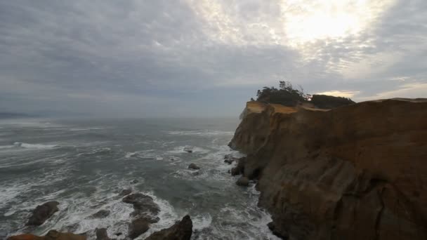 Panorámica de la pelicula de rompiendo las olas y las nubes en Cape Kiwanda en Pacific City Oregon 1080p — Vídeos de Stock