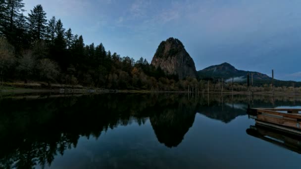 Idő telik film a Beacon Rock State Park mentén a Columbia River Gorge, Washington állam, napnyugtakor a kék óra víz elmélkedés és mozgó felhők 1080p — Stock videók