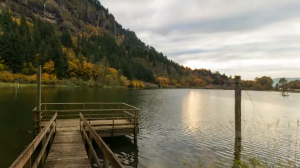 Tijd Lapse film van bewegende wolken Freeway Traffic waterval en glinsterende Lake in Benson staat Recreation Area bij zonsondergang 1080p — Stockvideo