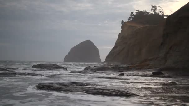 Dalgalar çökmesini film bulutlu gökyüzü ve Cape Kiwanda Pacific City Oregon Closeup Pasifik Okyanusu boyunca Sandy Beach ile 1920 x 1080 — Stok video