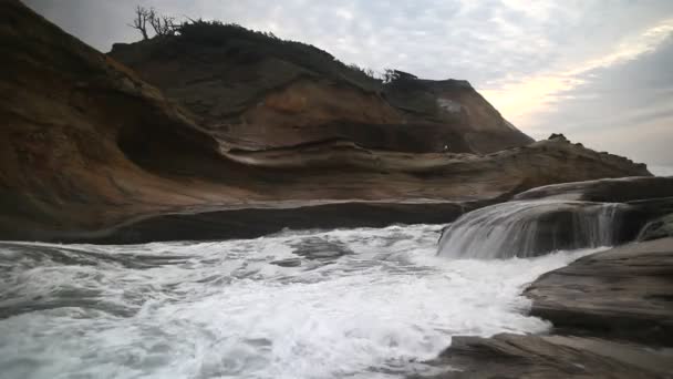 Film av brakande vågor mot klippor i Cape Kiwanda Pacific City Oregon längs Stilla havet 1080p — Stockvideo