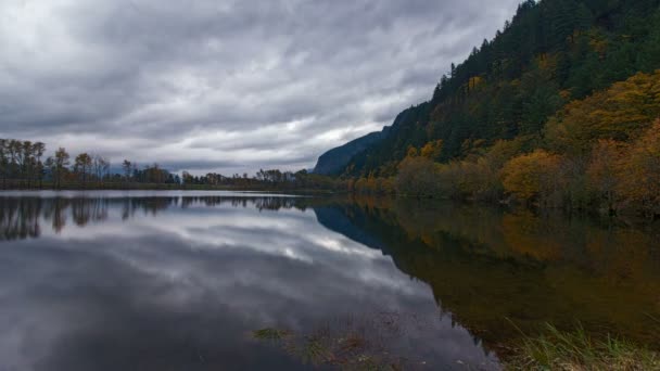 Zeitraffer-Film von benson lake mit beweglichen Wolken fallen Farben und Wasserreflexion an einem stürmischen Tag im Herbst portland oregon 10080p — Stockvideo