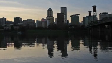 Portland Oregon şehir şehir manzarası ve Hawthorne köprü su yansıması batımında Willamette Nehri 1080p ile