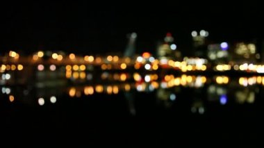 Dışarı-in 1080 p Bokeh Portland Oregon şehir şehir manzarası ve Hawthorne Köprüsü Willamette Nehri boyunca geceleri su yansıması ile odak