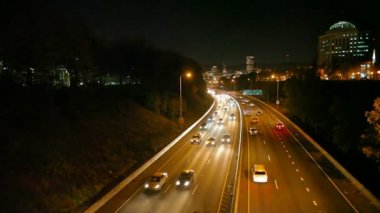 Rush Hour trafik Portland şehir şehir manzarası, gece 1080p ile eyaletler arası 84 Banfield karayolunda