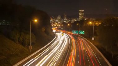 Zaman atlamalı Portland şehir şehir manzarası, gece 1080p ile eyaletler arası 84 Banfield karayolunda trafik ışık yollarının