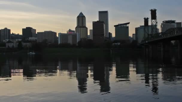 Portland Oregon centrala stadens silhuett och Hawthorne bro med vatten eftertanke vid solnedgången vid Willamette River 1080p — Stockvideo