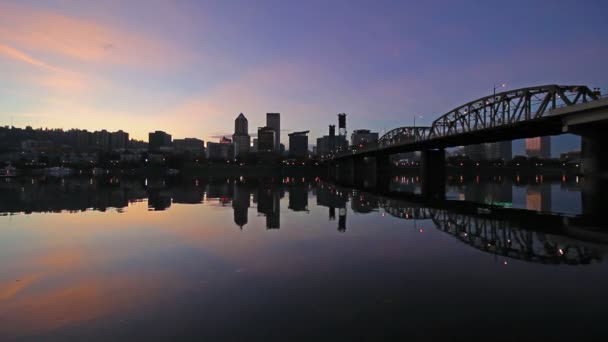 波特兰俄勒冈州市中心城市天际线和霍桑桥以水反射在七彩的晚霞，沿威拉米特河 1080 p — 图库视频影像