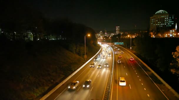 Spitsuur verkeer op Interstate 84 Banfield snelweg met Portland Downtown stad Skyline in de nacht 1080p — Stockvideo