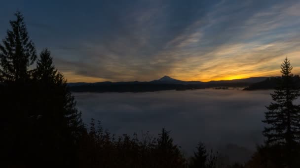 Time Lapse Película del amanecer con manta de niebla rodante y nieve cubierta Mt. Capucha en Sandy Oregon Sobre Sandy River desde Jonsrud Mirador Temprano en la mañana 1920x1080 — Vídeos de Stock