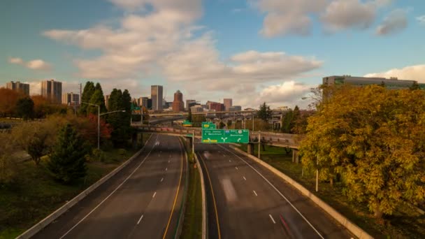 Tijd Lapse film van het spitsuur verkeer op Interstate 5 snelweg met Portland Oregon centrum stad Skyline en verplaatsen witte wolken blauwe hemel in kleurrijke herfst seizoen 1080p — Stockvideo