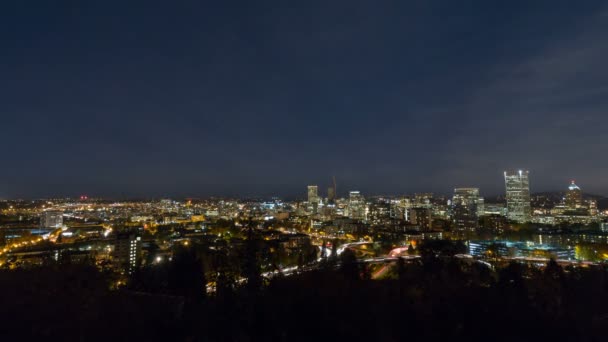 Zeitraffer-Film von sich schnell bewegendem Verkehr auf der Autobahn 26 und der Innenstadt von Portland oregon Stadtbild zur blauen Stunde 1080p — Stockvideo