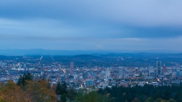 Cityscape Downtown Portland Oregon ve hareketli bulutlar mavi saatte 1080p Timelapse film — Stok video