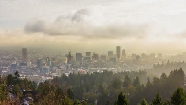 Zeitraffer-Film von bewegten Wolken und niedrigem Nebel über der Innenstadt von Portland oregon an einem frühen Morgen 1080p — Stockvideo