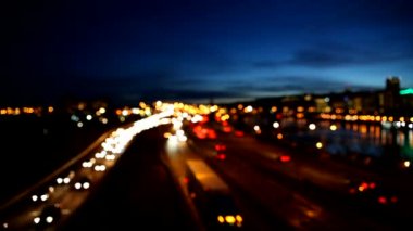 Odak Bokeh otomatik trafik gece 1080 p mavi gökyüzü karşı en yüksek saat sırasında Portland Oregon'da Interstate karayolunda, yüksek çözünürlüklü film