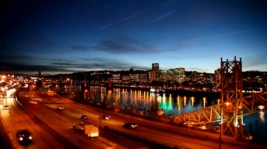 Şehir şehir manzarası en yüksek saat otoyol trafik ve mavi saat su yansıma gece 1080 p ile Willamette Nehri boyunca Portland Oregon'da filminin kaydırma