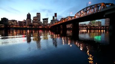 Şehir şehir manzarası Portland Oregon Willamette Nehri Hawthorne Köprüsü ve mavi saat su yansıma ile 1080 p geceleri dalgaların