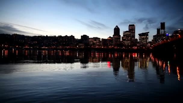 平移市中心城市天际线多彩发光夜间灯光和霍桑桥在俄勒冈州波特兰以水反射在蓝色小时 10080 p 的电影 — 图库视频影像