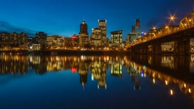 Zaman atlamalı film Willamette Nehri Hawthorne Köprüsü ve mavi saat su yansıma gece 1080 p ile uzaklaştırma şehir şehir siluetinin Portland Oregon