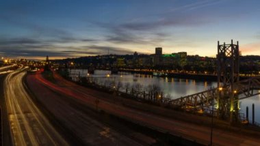 Zaman atlamalı film otoyol trafik Willamette Nehri Portland Downtown Cityscape ve su yansıma günbatımı 1080 p ile