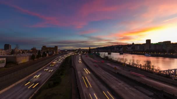 Čas zániku film dlouhé expozice špičky rychle pohybující provozu dálnice a železniční Willamette řeky s Portland Oregon centra Panorama při západu slunce barevné 1080p