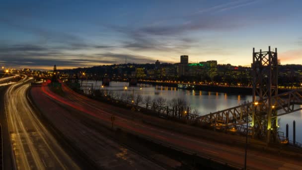 Zaman atlamalı film otoyol trafik Willamette Nehri Portland Downtown Cityscape ve su yansıma günbatımı 1080 p ile — Stok video