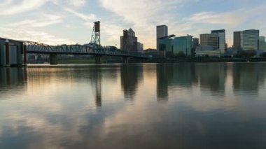 Willamette Nehri şehir Cityscape Hawthorne Bridge ile bulutlar hareketli Lapse zaman ve 1080 p günbatımı Portland Oregon'da yansımayı akşam içine su