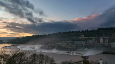Zaman atlamalı sinemada Willamette Falls Oregon City ve West Linn, Oregon bir karanlık fırtınalı akşam 1080p arasında Willamette Nehri üzerinde günbatımı