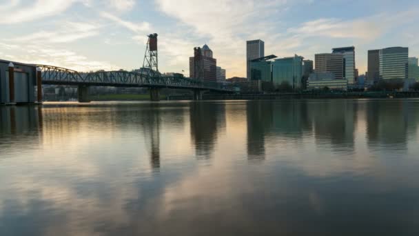 Tijd Lapse van bewegende wolken langs Willamette rivier met centrum Cityscape Hawthorne Bridge en Water reflectie van zonsondergang in avond in Portland Oregon 1080p — Stockvideo