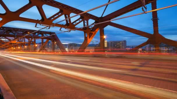 Time Lapse Film di lunghi percorsi di esposizione della luce durante l'ora di punta del traffico stradale sul ponte di Broadway dalla luce del giorno in ora blu a Portland Oregon 1080p — Video Stock