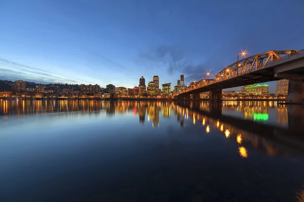 Portland Downtown Skyline by Hawthorne Bridge en Blue Hour —  Fotos de Stock