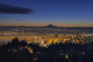 Şafakta Portland cityscape üzerinde haddeleme sis