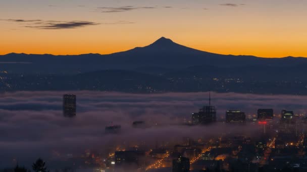 Время густого тумана и низких облаков над центром города Портленд Орегон со снежной горой рано утром на восходе 1080p — стоковое видео