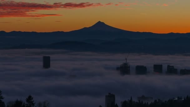 Zaman atlamalı film kalın yoğun çalışırken sis üzerinde şehir şehir Portland Oregon kar ile Mount Hood bir erken kış sabah güneş doğarken 1080 p kaplı. — Stok video