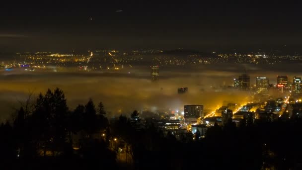 Panning Time Lapse Película de espesa y densa niebla rodante sobre el centro de la ciudad de Portland Oregon con capucha de monte cubierta de nieve una madrugada de invierno al amanecer 1080p — Vídeo de stock