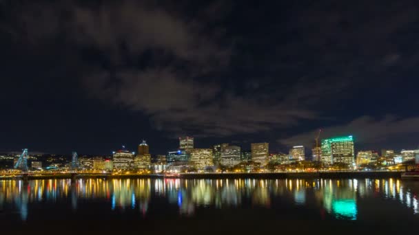 Lapso de tiempo de Auto tráfico y movimiento de las nubes sobre el horizonte del centro de Portland, Oregon y el puente de Hawthorne a lo largo de Río de Willamette con reflejo de agua en la noche 1080p — Vídeos de Stock