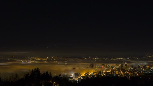 Film čas zanikla tlusté husté zvlněné mlha nad centru města Portland Oregon se sněhem se Mount Hood jeden ranní zimní na Sunrise 1920 x 1080 — Stock video