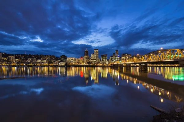 Brücke nach Portland Downtown zur blauen Stunde — Stockfoto