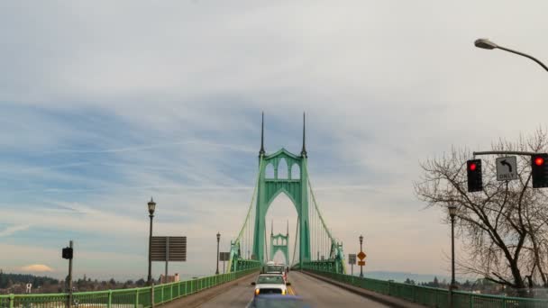 Time Lapse film av snabbt rörliga Auto trafik på historiska St. Johns bron och moln i Portland Oregon 1080p — Stockvideo