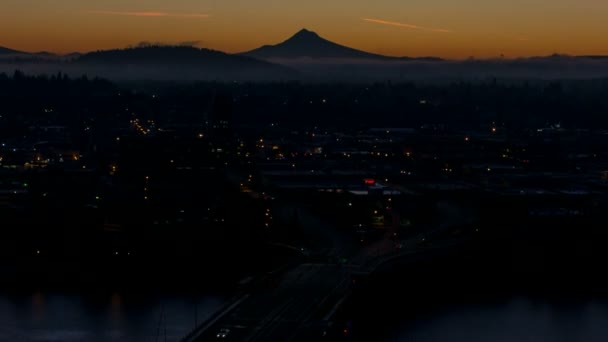 Time Lapse Película del amanecer sobre el centro de la ciudad de Portland Oregon con el puente Morrison y nubes en movimiento una madrugada 1080p — Vídeo de stock