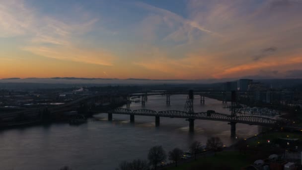 Time Lapse Película del amanecer sobre el centro de la ciudad de Portland Oregon con puentes y nubes en movimiento una madrugada 1080p — Vídeo de stock