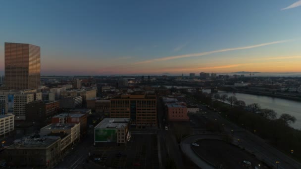 Час Уповільнена зйомка фільму Схід сонця над центрі міста міський пейзаж Портленд Орегон з руйнує річці Willamette і рухомих хмар рано-вранці 1080 р — стокове відео