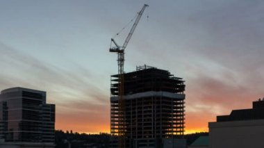 Zaman atlamalı film yeni şantiye inşaat şehir Portland Oregon'da 1080p üzerinde renkli ateşli günbatımı